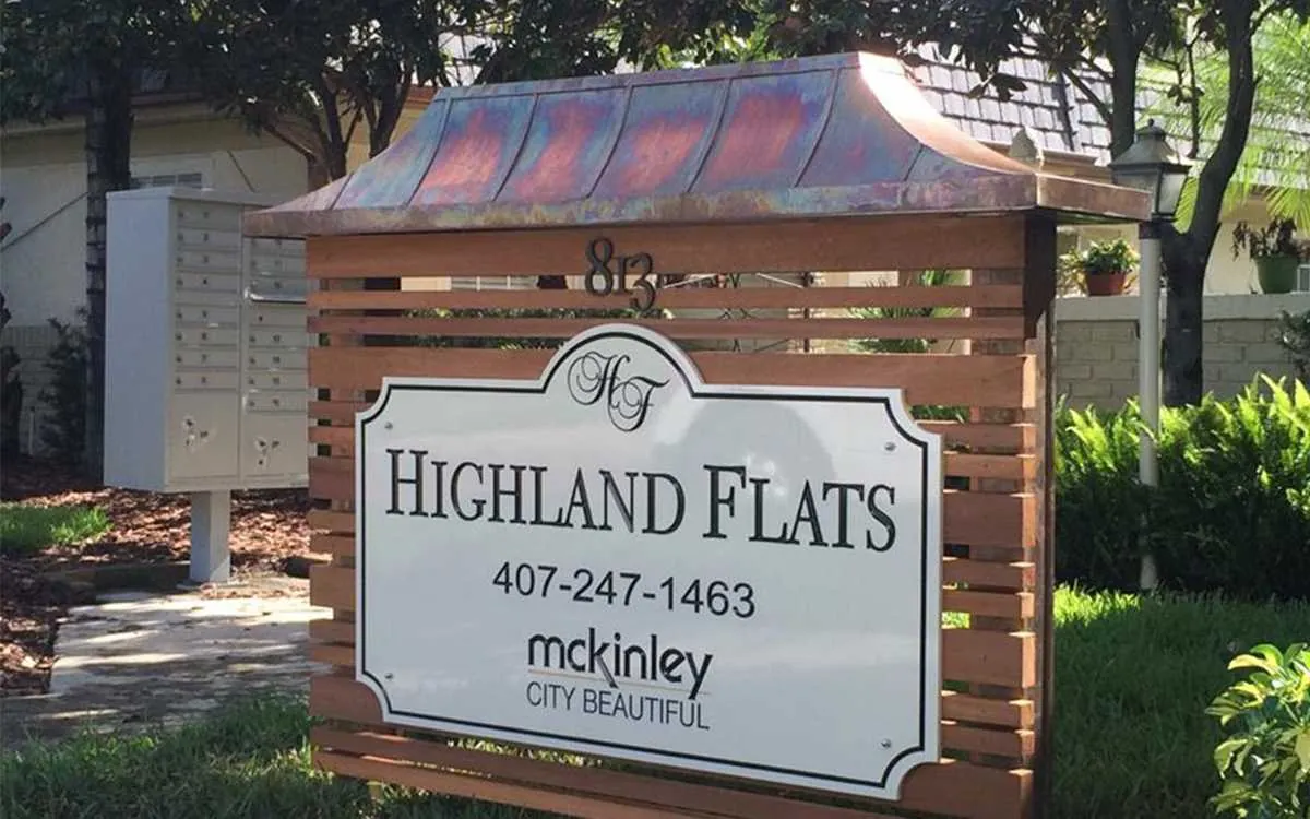 Neighborhood entry monument sign in Orlando